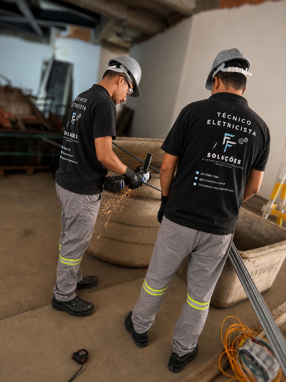 Técnico executando serviço em obra